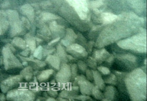 수중촬영한 공사현장. 자갈 수준의 돌이 널려있다. =프라임경제.