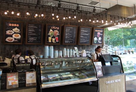  카페베네가 기존 핵심사업인 커피사업에 집중, 해외 매장 확장에 주력할 방침이다. 사진은 카페베네 중국 매장. ⓒ 카페베네