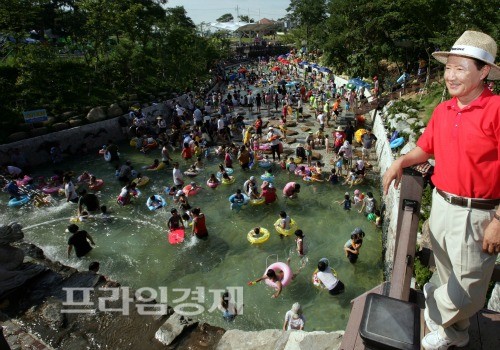  전국적인 명소로 도약하고 있는 영암 기찬랜드. 우측편 김일태 군수. =영암군 제공.