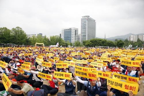  KT그룹 노조원 5000여명이 9일 오후 3시 과천 정부청사 앞에서 '미래창조과학부의 주파수 부당경매 철회 촉구 결의대회'를 열었다. 이날 노조는 재벌회사에 유리한 주파수 할당정책을 규탄, 국민과 KT 가족이 납득할만한 합리적 방안을 강력히 요구했다. ⓒ KT 노조