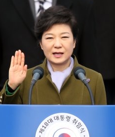  박근혜 대통령은 여성이 일하면서도 아이를 키울 있는 환경을 만들기 위해 가족·일터·정부 삼박자가 맞아야 한다고 강조하면서 보육 정책과 관련, 상당량의 정책을 제시한 바 있다. 사진은 박근혜 대통령의 취임식 장면. ⓒ 프라임경제