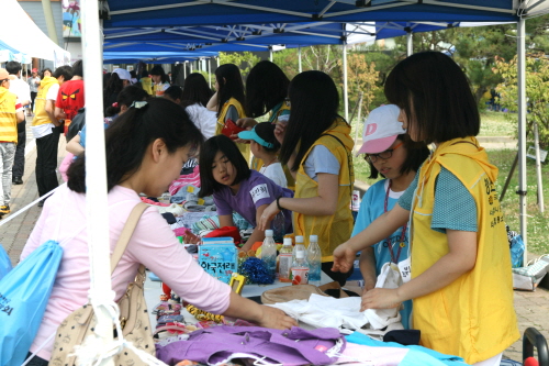  BC카드는 오는 27일 동작구 보라매공원에서 고등학교 장학생 및 초등학생들과 나눔바자회를 진행한다. 사진은 지난해 나눔바자회에서 경제활동을 체험하고 있는 학생들의 모습. ⓒ BC카드