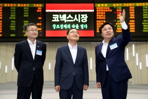 정홍원 국무총리(가운데)가 한국거래소 홍보관에서 정찬우 금융위 부위원장(왼쪽)과 김진규 한국거래소 이사장 직무대행에게 코넥스시장 관련 설명을 듣고 있다. ⓒ 한국거래소