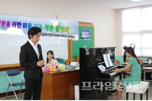 전남 광양시 광양여자중학교 '교사 마음치유 작은음악회'가 최근 열리고 있다. ⓒ 광양여중