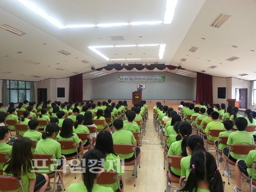 골키퍼 김병지 선수가 광양제철초교 학생들에게 축구 강의를 하고 있다. ⓒ 전남드래곤즈