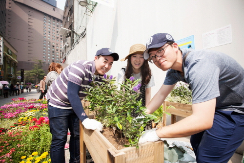  BMW코리아 임직원들은 서울 도심 정원 가꾸기 등 다양한 봉사활동들을 매년 진행하고 있다. ⓒ BMW코리아