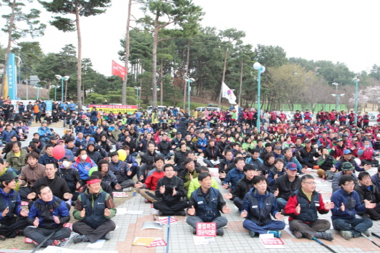  외부세력이 중심이 된 지도부 독선에 불만을 품은 조합원들의 내부이탈이 가속화되면서 현대차 하청노조 지도부는 상황을 타개하기 위해 희망버스 폭력시위 등 불법투쟁을 전개하고 있다. Ⓒ 현대자동차지부 홈페이지 캡처