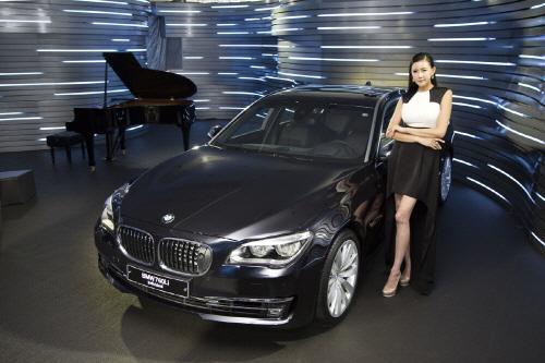  BMW 7시리즈 모빌리티 라운지 3.0은 공기역학적폼을 사용해 트랙같은 느낌을 살리고 개별적인 블럭들을 쌓아 부드러운 벽을 만들고 있다. 이를 통해 전시장 환경에 맞게 변경 사용이 가능하다. ⓒ BMW코리아