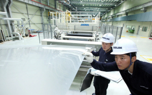  전북 완주산업단지에 위치한 대림산업 전주공장에서 직원들이 BOPP필름 생산가동 상태를 점검하고 있다. ⓒ 대림산업