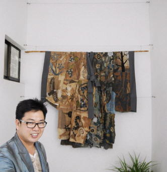 천연염색으로 제작한 옷은 제작에 시간을 들일수록 아름답게 완성되며, 이 완성품은 세월이 흐를수록 그 멋이 더한다. 자신이 1년여를 공들인 작품 앞에서 미소짓는 신운섭 대구경북천연염색협동조합 이사장. ⓒ 프라임경제