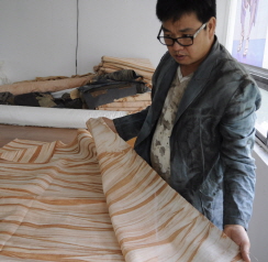  천연염색으로 물들인 섬유를 펼쳐보이는 장면. ⓒ 프라임경제