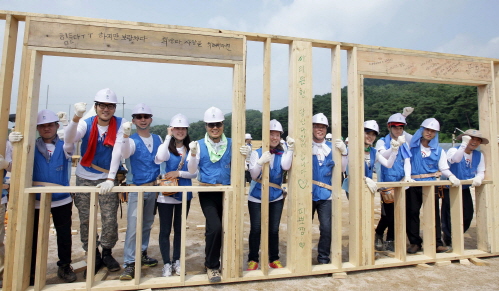  강원도 춘천시 동면 지내리 해비타트 건축현장에서 하 행장과 100여명의 임직원이 '씨티 가족 희망의 집짓기' 행사에 동참, 구슬땀을 흘렸다. ⓒ 한국씨티은행