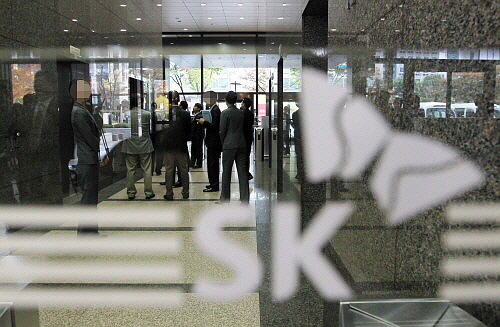  최태원 SK 회장과 동생 최재원 수석부회장에 대해 검찰이 29일 각각 징역 6년과 5년을 구형했다. 검찰은 앞서 1심에서 징역 4년을 구형했지만, 최 회장 측의 '진술번복'에 '괘씸죄'를 적용했다는 풀이가 나오고 있다. ⓒ 프라임경제