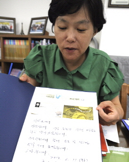  한준혜 소금꽃협동조합 이사장이 종이학 프로젝트를 통해 명함을 주문했던 고객이 보낸 편지를 소개하고 있다. = 임혜현 기자