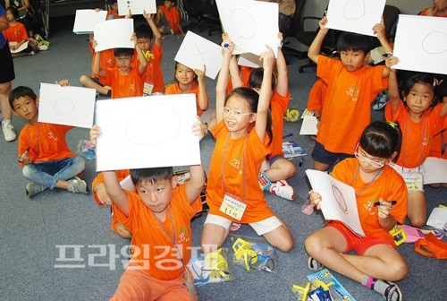 LG화학 청소년 자원봉사대축제에 참가한 학생들이 퀴즈대회에 참가하고 있다. ⓒ LG화학