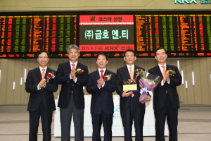 (왼쪽부터) 김원식 코스닥협회 부회장, 구자겸  NVH코리아 그룹 회장, 최홍식 한국거래소 코스닥시장본부장, 권병만 금호 엔.티 대표이사, 조웅기 미래에셋증권 대표이사가 상장기념패 전달 후 기념촬영을 하고 있다. ⓒ 한국거래소