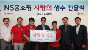  NS홈쇼핑은 지난 1일, CJ대한통운 택배기사에 사랑의 생수를 전달했다. 황성희 NS홈쇼핑 CS본부 본부장(사진 가운데), CJ대한통운 남서울지역센터 김종기 본부장(사진 우측 두번째). ⓒ NS홈쇼핑