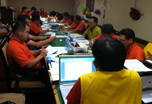  저녁 9시경 인솔교사들과 교관들이 내일 일정에 대해 협의하고 있다. =장철호 기자.