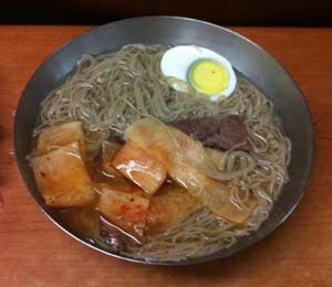  저녁 간식으로 나온 냉면. =장철호 기자.