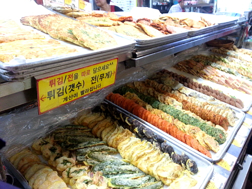  비가 오면 생각나는 그 사람 대신 '전'을 찾아간 공덕시장. 이 곳에는 '전 골목'으로 특화돼 있어 수많은 사람들이 다양한 전을 한 번에 즐길 수 있다. 전 이외에도 부침개, 튀김 등이 있으며 전은 무게로, 튀김은 개수로 가격을 책정한다. = 최민지 기자