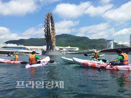 여수박람회장 바다에서 열리고 있는 카약체험. ⓒ 여수박람회 재단