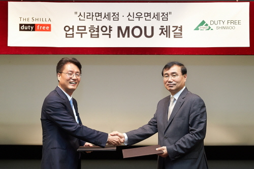  신라면세점과 신우면세점이 7일 호텔신라 교육원 대강당에서 '업무협약 MOU'를 체결했다. 최상권 신우면세점 대표(사진 좌측), 차정호 신라면세점 사업부장(사진 우측). ⓒ 신라면세점