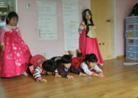  한복을 갖추고 입고 절을 하는 아이들. ⓒ 노마어린이집