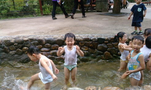  뜨거운 여름을 날려버릴 즐거운 물놀이 시간을 갖고 있다. ⓒ 노마어린이집