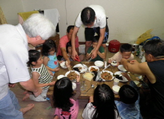  아마 지원을 위해 나선 아버지들이 아이들의 식사 상황을 챙기고 있다. ⓒ 노마어린이집