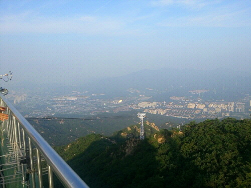  햇볕이 잠시 고개를 내밀던 2주 전 어느 날 관악산 TV송신소 옥상에서 바라본 전망. = 나원재 기자