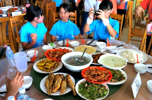  맛있는 점심시간. 그 동안 점심 식사 메뉴는 그 지역 고유 음식이었는데, 오늘은 김치를 곁들인 한국식 뷔페다. =장철호 기자.