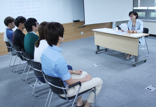  이봉주 티이에스 대표는 구직자들과의 모의면접을 통해 구직자들이 면접에서 어떻게 준비해야 하는지 알려주고 있다. ⓒ 티이에스