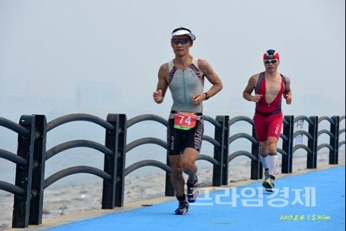 철인3종 마라톤 경기에 임하고 있는 신이섭씨. ⓒ 광양제철