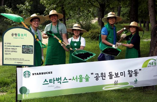  스타벅스는 매장에서 발생한 커피 찌꺼기를 흙과 섞여 천연 퇴비를 만드는 자원봉사 활동을 펼치고 있다. ⓒ 스타벅스