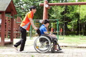  한국타이어 사원들은 '프로액티브 프라이데이'에 주위 소외 계층과 함께 소통하는 사회공헌 활동을 펼치고 있다. ⓒ 한국타이어