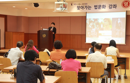  광주신세계백화점은 27일 광주지방법원과 연계해 일상생활 속 다양한 법률상식을 소개하는 등 법문화 강좌를 개최했다.ⓒ광주신세계