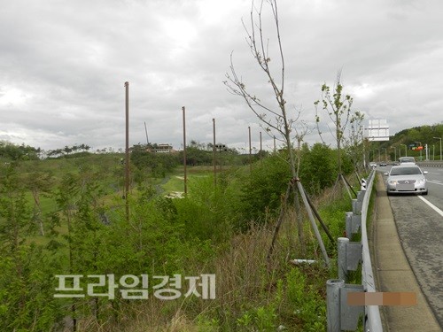 지난해 5월 순천 부영CC 측이 골프공으로 인한 사고예방을 위해 그물망 펜스설치 공사를 하고 있다. ⓒ 프라임경제