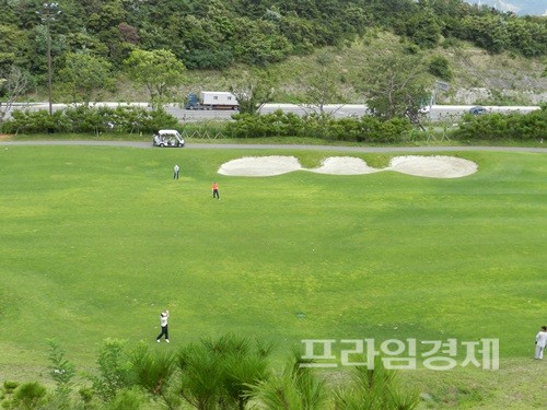 골프공 월담사고가 났음에도 부영CC에서는 평상시와 다름없이 골퍼들이 운동을 즐기고 있다. 골프장 너머에는 여수-순천간 자동차전용도로가 보인다.  = 박대성기자