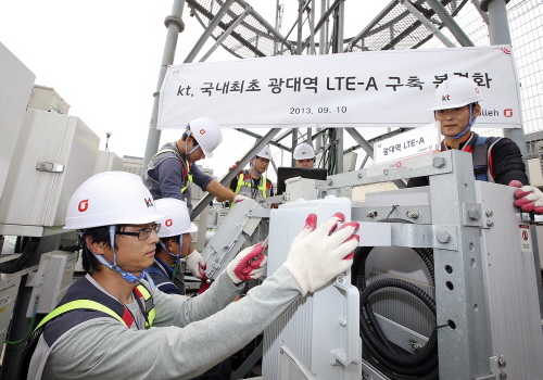  KT가 광대역 LTE 서비스를 제공하기 위한 기지국 업그레이드에 나섰다. KT는 10일 기지국 장비를 교체하고 테스트를 진행, 이달 내로 서울지역에서 광대역 LTE 서비스를 제공하겠다고 밝혔다. ⓒ KT