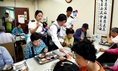  목포해양대학교 최   총장이 급식봉사활동을 펼치고 있다. ⓒ목포해양대학교 제공