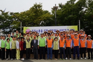  한국거래소 임직원들이 서울 영등포구 샛강공원에서 환경정화활동을 실시하기 전 기념촬영을 하고 있다. ⓒ 한국거래소