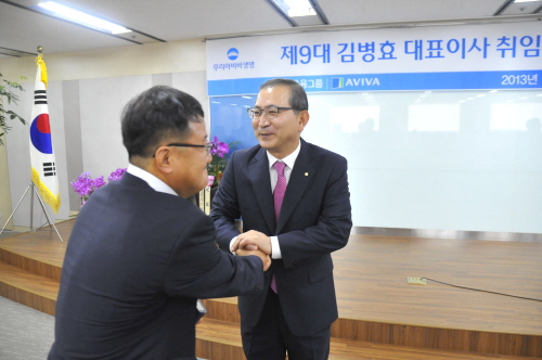  취임식에서 김병효 대표이사가 전직원들과 악수를 나누고 있다. ⓒ 우리아비바생명