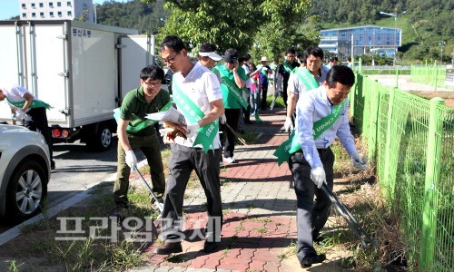  거리 쓰레기를 줍고 있는 전남개발공사 임직원. ⓒ전남개발공사 제공.