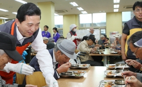 임영록 KB금융 회장이 무료급식에 몸소 참여했다. KB금융은 창립 5주년을 맞아 사회공헌 행사를 진행했다. Ⓒ KB금융그룹