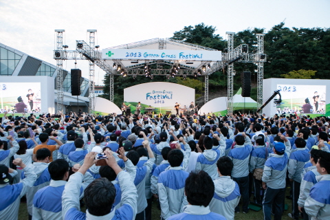  녹십자 가족사 임직원들이 27일 오창공장에서 열린 '2013 Green Cross Festival'에서 이승환의 공연을 관람하고 있다. ⓒ 녹십자