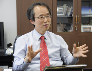  박찬호 부사장은 고객들의 분석력이나 정보력을 바탕으로 단순히 업무를 맡는 것이 아닌 고객사 기업정책에 반영할 수 있는 정보를 제공하는 파트너로 발전해야한다고 말한다. = 김상준 기자