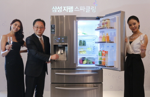  삼성전자가 정수된 물과 얼음은 물론, 시원한 스파클링 워터까지 마실 수 있는 기능을 탑재한 '삼성 지펠 스파클링 냉장고'를 국내 시장에 선보였다. 삼성전자 생활가전사업부 엄영훈 부사장(가운데)과 삼성 모델이 '삼성 지펠 스파클링 냉장고'를 소개하고 있다. ⓒ 삼성전자