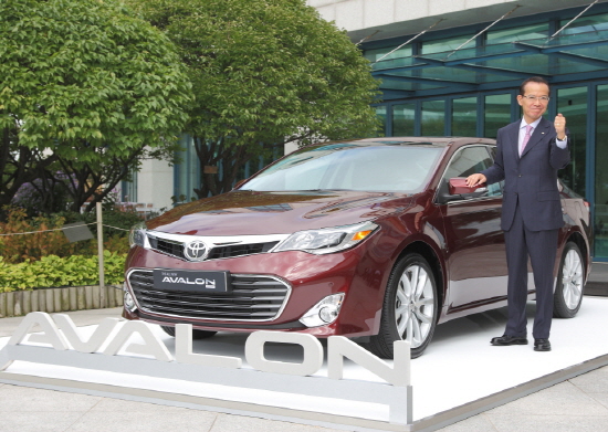  새롭게 국내 시장에 선보인 4세대 아발론은 4000만원대의 높은 가격경쟁력을갖춘 모델로, 동급 수입차와 경쟁하는 것은 물론 하반기 출시될 신형 제네시스와의 뜨거운 경쟁도 예상되고 있다. Ⓒ 한국토요타