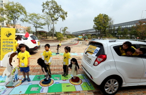  한국GM과 세이프키즈코리아는 앞으로 두 달간 인천 부평구내 어린이집 및 유치원 어린이 총 1500명을 대상으로 30회의 사각지대 사고 예방 교육을 진행할 예정이다. ⓒ 한국GM