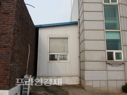  불법으로 증축된 건축물이 수 년째 사무실로 사용되고 있다. = 나광운기자